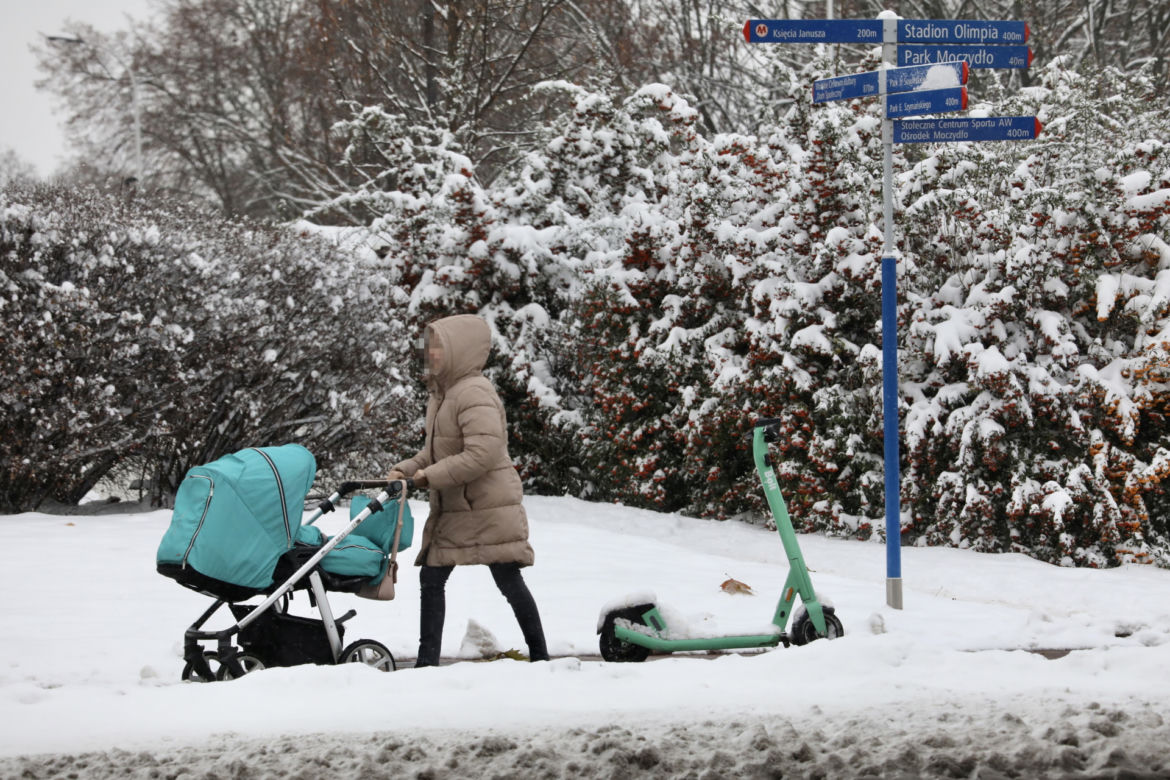 Warszawa nie radzi sobie z atakiem zimy. Chodniki toną w śniegu