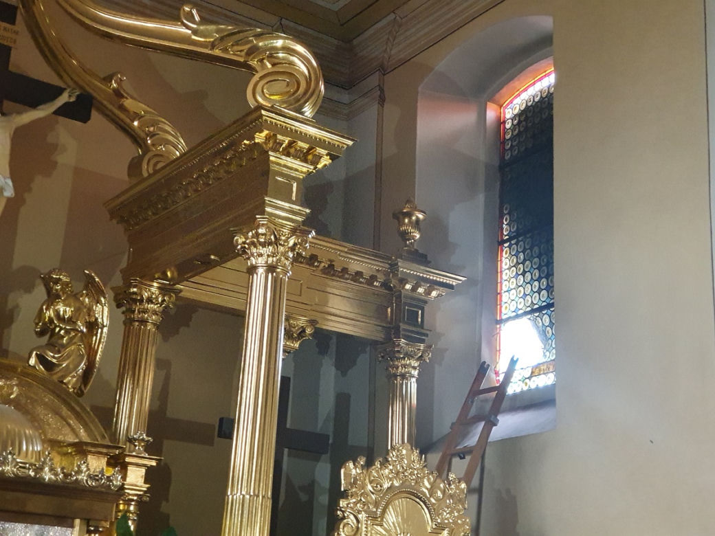 BRZEZINY. Nawet 10 lat ZA KRATKAMI grozi 23-latkowi, który zniszczył kościelny witraż! [ZDJĘCIA]