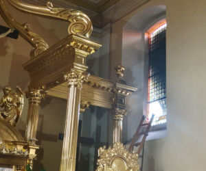 BRZEZINY. Nawet 10 lat ZA KRATKAMI grozi 23-latkowi, który zniszczył kościelny witraż! [ZDJĘCIA]