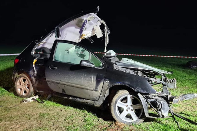 Szok! 18-latek roztrzaskał auto na drzewie. W środku młodzi ludzie, 17-latka nie żyje