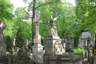 Najpiękniejsze cmentarze w Polsce na Wszystkich Świętych. Te zabytkowe nekropolie skrywają niezwykłe historie