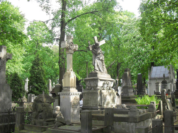 Najpiękniejsze cmentarze w Polsce na Wszystkich Świętych. Te zabytkowe nekropolie skrywają niezwykłe historie