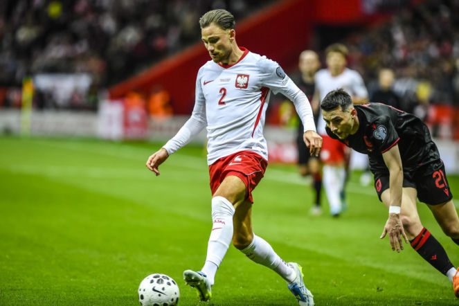 Matty Cash żali się na barierę językową. Piłkarza podrywają tłumy polskich fanek