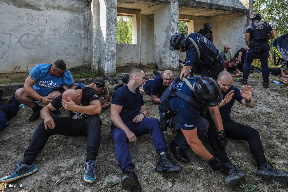 Policjanci z Rzeszowa jak z filmu Patryka Vegi. Zobaczcie zdjęcia z poligonu 