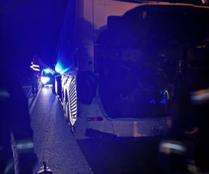 Autobus z pielgrzymami zderzył się z owcą, a gdy zatrzymał się na drodze, w jego tył uderzyła nadjeżdżająca ciężarówka