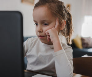 „Ona jest taka grzeczna”. Psychologowie ostrzegają przed tym sygnałem