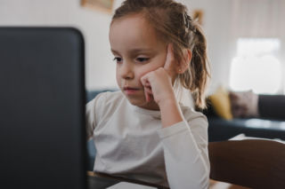 „Ona jest taka grzeczna”. Psychologowie ostrzegają przed tym sygnałem