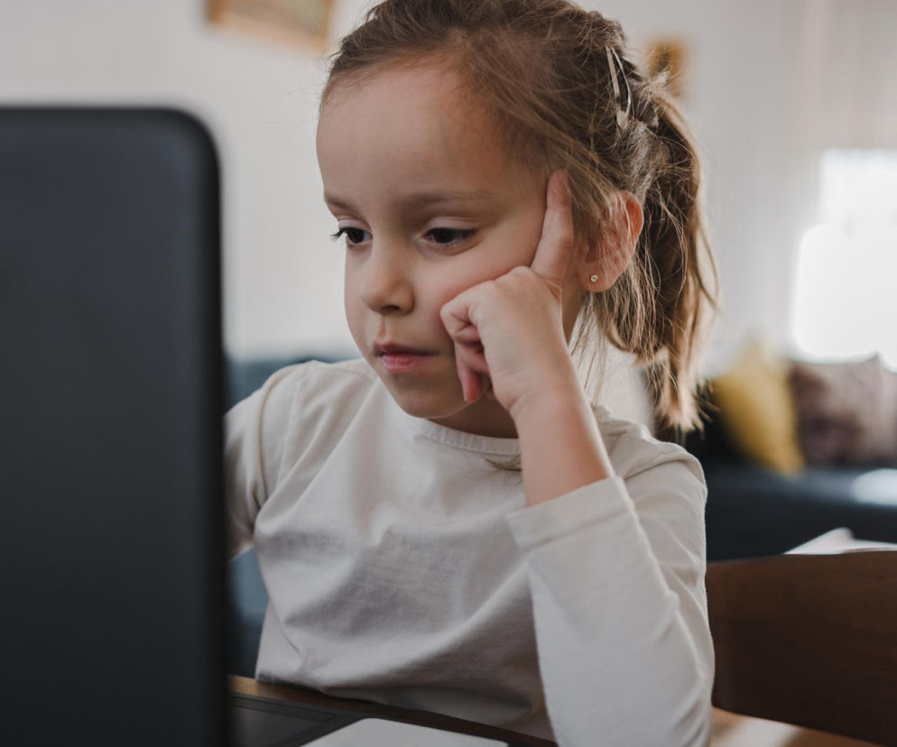 „Ona jest taka grzeczna”. Psychologowie ostrzegają przed tym sygnałem