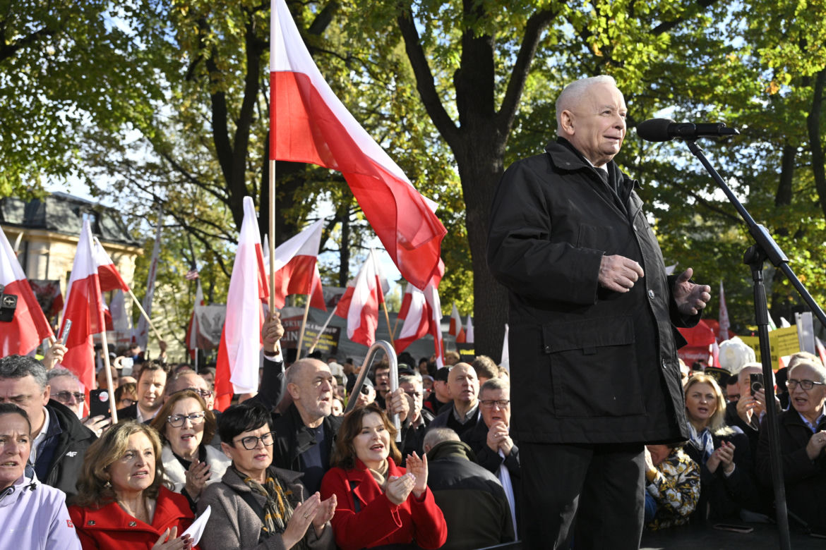 Jarosław Kaczyński w trakcie protestu przed Trybunałem Konstytucyjnym