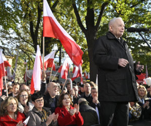 Jarosław Kaczyński w trakcie protestu przed Trybunałem Konstytucyjnym