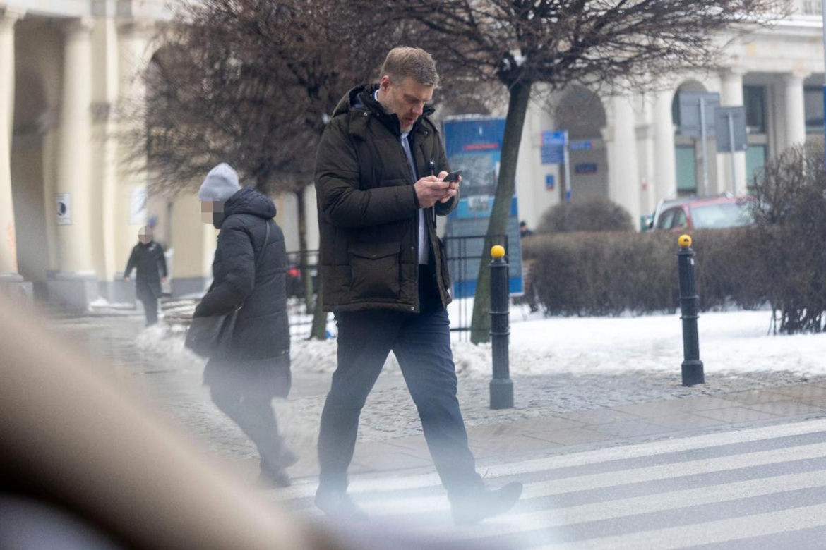 Adrian Zandberg na pasach z nosem w telefonie