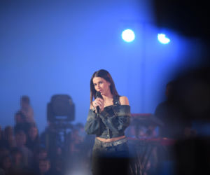 Roxie Węgiel z gołym brzuchem śpiewa dla najmłodszych