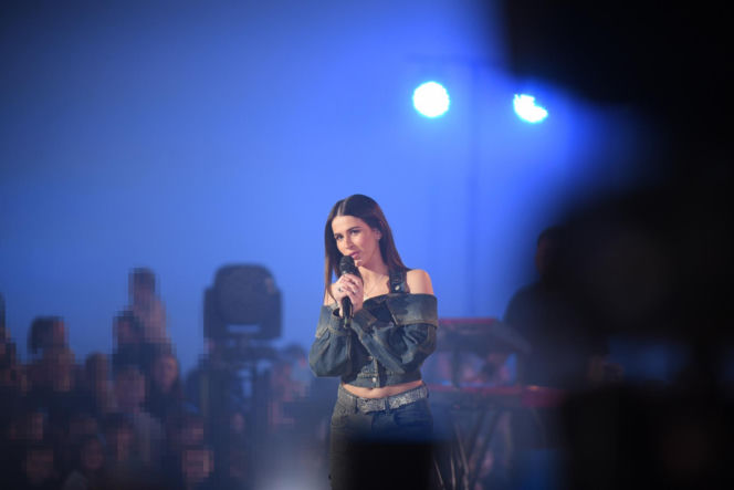 Roxie Węgiel z gołym brzuchem śpiewa dla najmłodszych