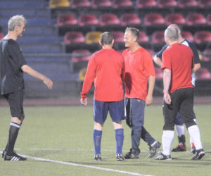 Donald Tusk gra w piłkę