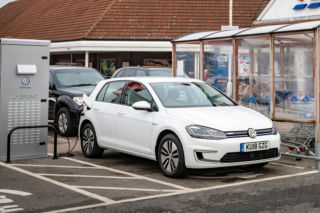 300 ładowarek aut elektrycznych w 2 lata. PGE i Volkswagen łączą siły!