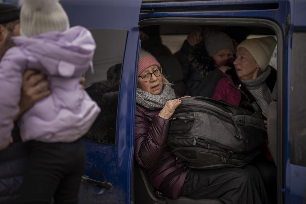 Już prawie 2 MILIONY obywateli Ukrainy uciekły przed wojną. Rosja celowo wywołuje katastrofę humanitarną