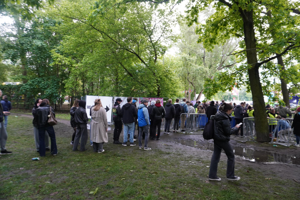 Studenci Politechniki gromadzą się w okolicy terenu juwenaliów