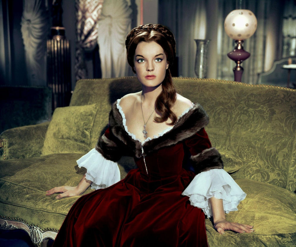 Aktorka Romy Schneider jako cesarzowa Sissi w bordowej sukni. O jej burzliwym życiu przeczytasz na SE.