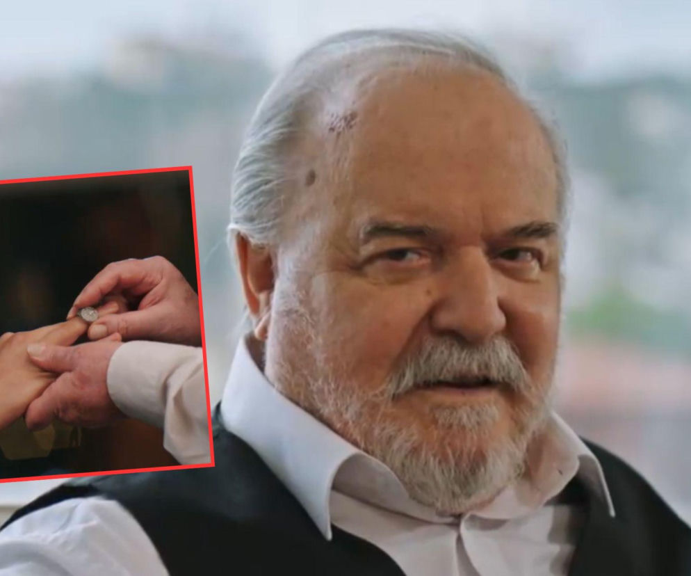Halis Korhan w białej koszuli i czarnej kamizelce, z siwymi włosami i brodą, patrzy w prawo. Obok w ramce dłonie Halisa nakładające rodowy sygnet na palec, co symbolizuje przekazanie władzy. Informacje o Złotym chłopaku dostępne na portalu Super Seriale.