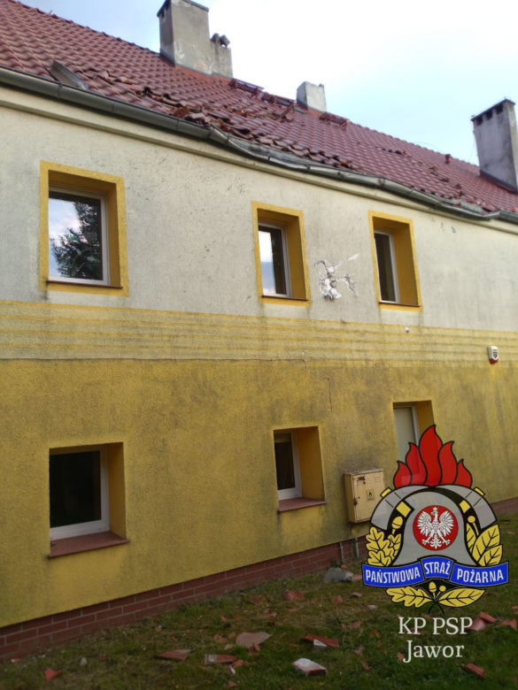 Zerwany dach przychodni i powalone drzewa