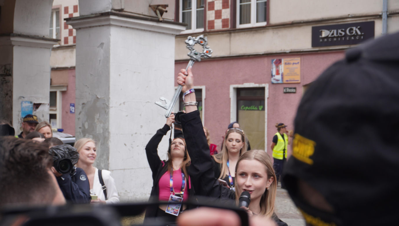 Kortowiada 2024. Parada Wydziałów przeszła ulicami miasta. Studenci tłumnie wzięli udział w imprezie