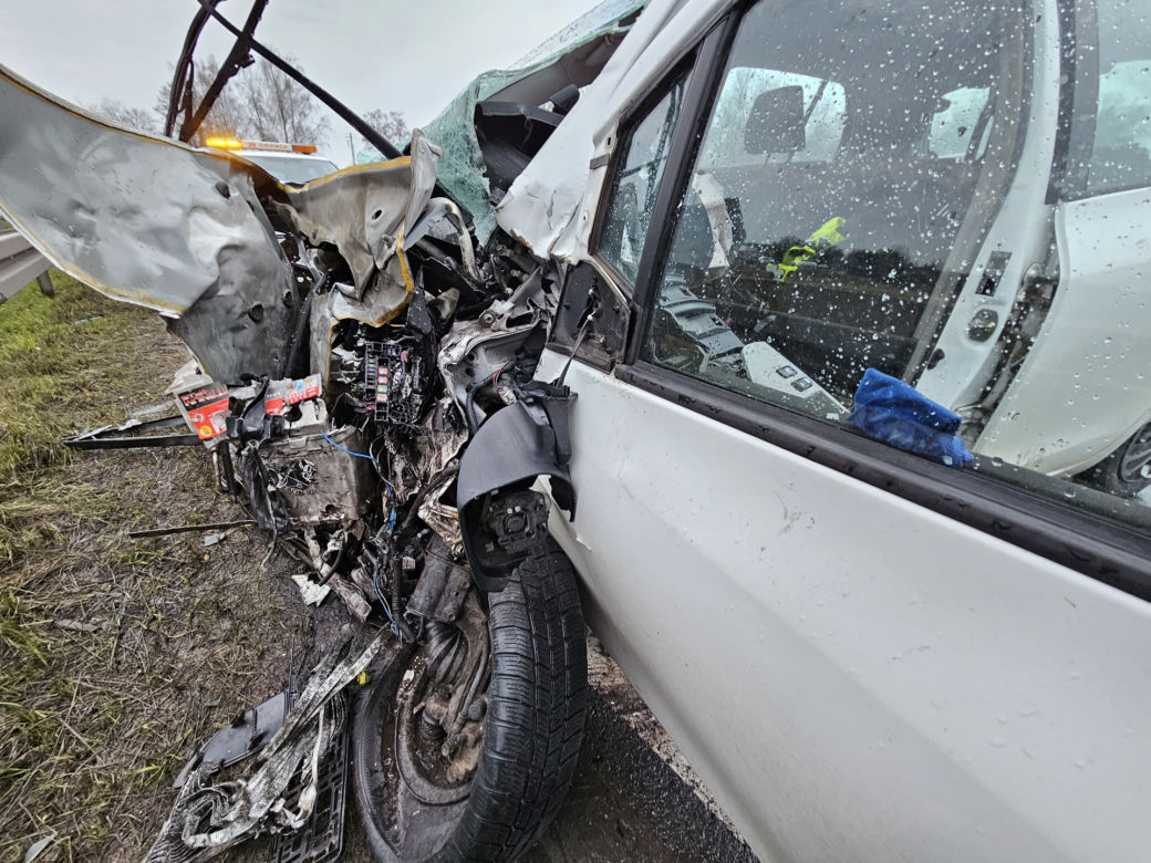 Kłody drewna spadły na samochody Poważny wypadek na DK11