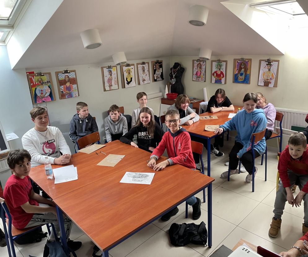 Grupa uczniów Pałacu Młodzieży, która pracuje nad projektem