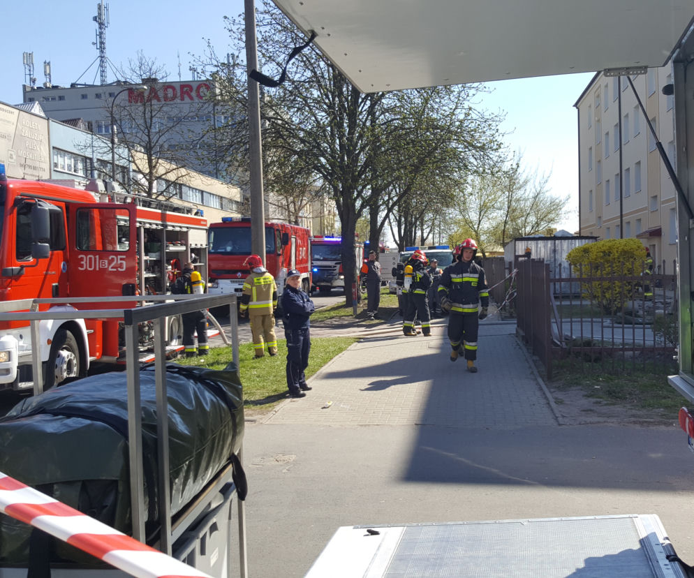 Akcja strażaków na ul. Zwycięstwa. Ktoś rozlał na klatce schodowej dziwną substancję