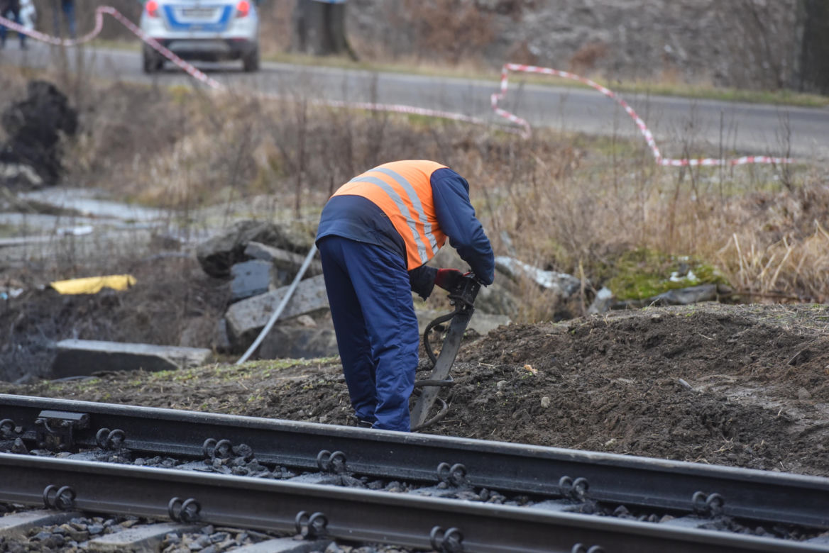 Kierowca autobusu zginał na torach, zamknięty w śmiertelnej pułapce
