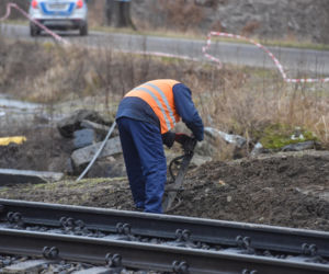 Kierowca autobusu zginał na torach, zamknięty w śmiertelnej pułapce