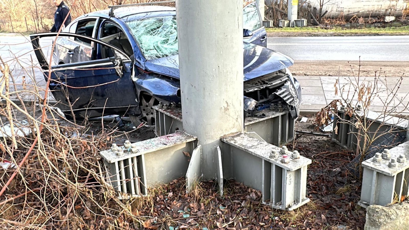  Huknął w słup i uciekł z miejsca wypadku. W aucie zostawił rannego pasażera. Trwa obława