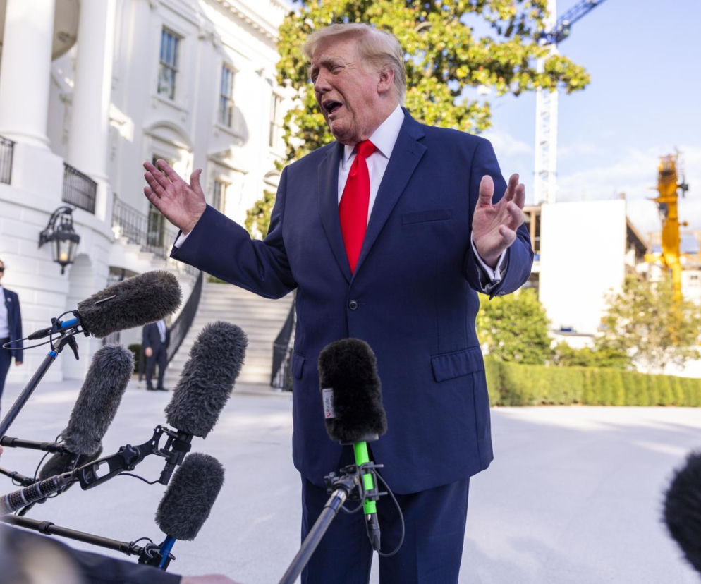 Prezydent Donald Trump przemawia przed Białym Domem. O planach wydobycia ropy na Grenlandii czytaj na SE Superbiz.