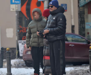 Tomasz Karolak  i Viola Kołakowska na spacerze