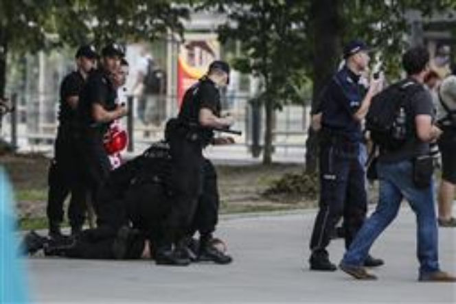 ZAMIESZKI KIBICÓW przed meczem POLSKA-ROSJA - ZDJĘCIA