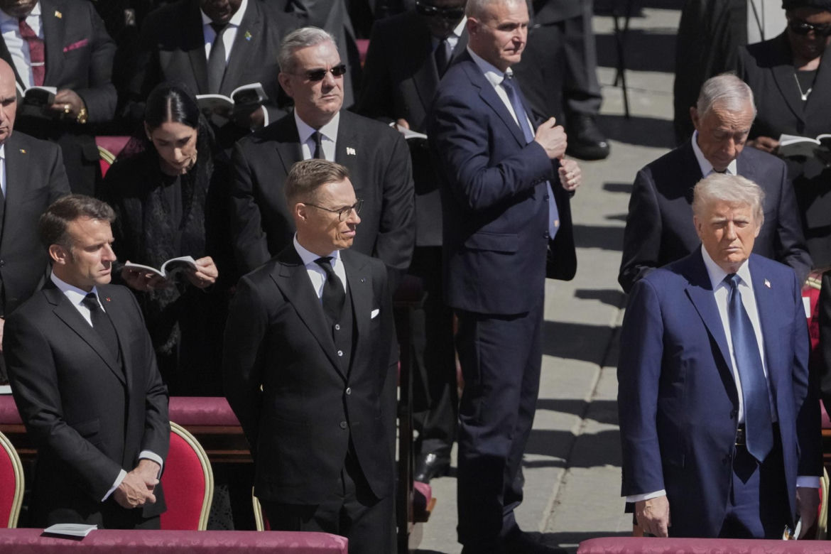 Trump powiedział to do Macrona na pogrzebie! "Nie powinieneś tu być"