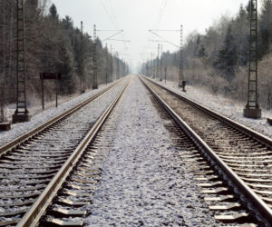 Śmierć 70-latki na dworcu w Pabianicach. Przez sześć godzin nad jej ciałem przejeżdżały pociągi. Są zarzuty dla konduktorki
