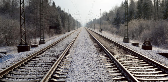 Śmierć 70-latki na dworcu w Pabianicach. Przez sześć godzin nad jej ciałem przejeżdżały pociągi. Są zarzuty dla konduktorki