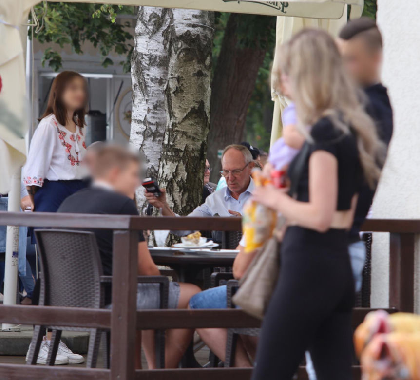 Minister Adamczyk podpisał umowę i poszedł na rybkę