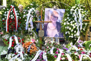 Tak teraz wygląda grób Stanisławy Celińskiej. Całe mnóstwo kwiatów!