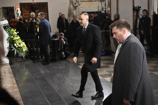 Msza za ofiary Smoleńska w Archikatedrze. Obecni Nawrocki i Kaczyńska