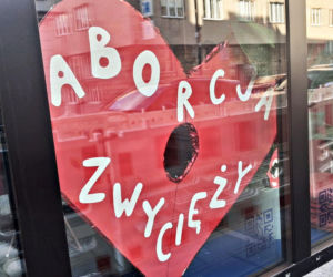 Abortomat stanął w Warszawie. Zamiast paczek, daje tabletki poronne