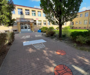 Gry chodnikowe przy Szkole Podstawowej nr 4 w Łomży