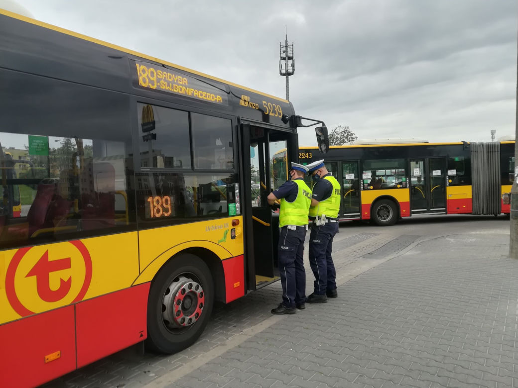 Trwają policyjne kontrole kierowców autobusów w Warszawie! Co bada policja? [ZDJĘCIA]