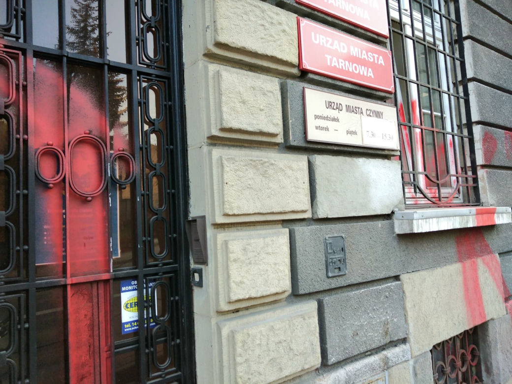 Tarnów. Siedziba urzędu miasta ZDEWASTOWANA. Ktoś namalował napis: "politycy to k****"