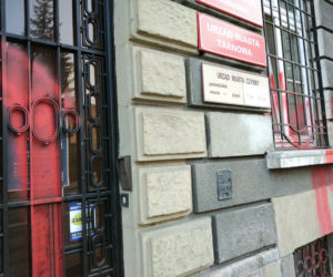 Tarnów. Siedziba urzędu miasta ZDEWASTOWANA. Ktoś namalował napis: politycy to k****