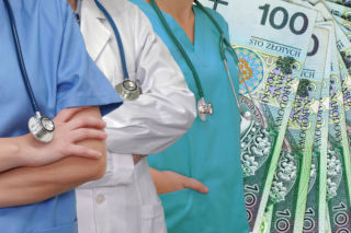 337 tys. zł w 43 godziny. Prawie 8 tys. zł za godzinę pracy lekarza w warszawskim szpitalu