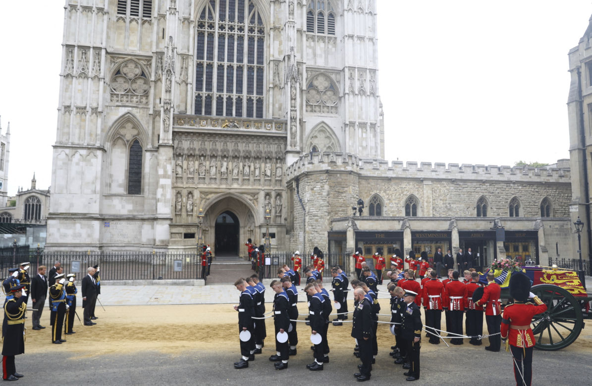 Trumna z Królową przybyła do Westminsteru