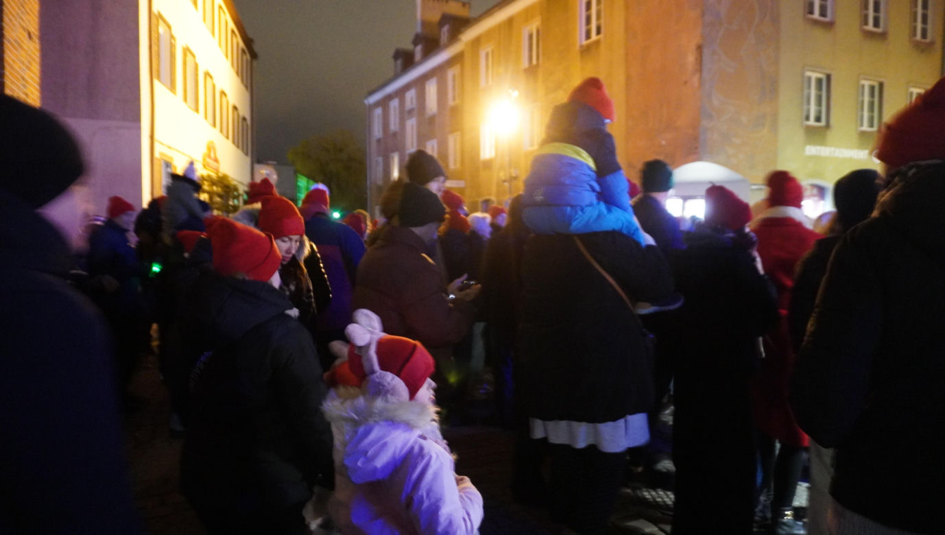 Święta w Olsztynie odpalone! Na Starym Mieście rozbłysła piękna choinka [ZDJĘCIA]