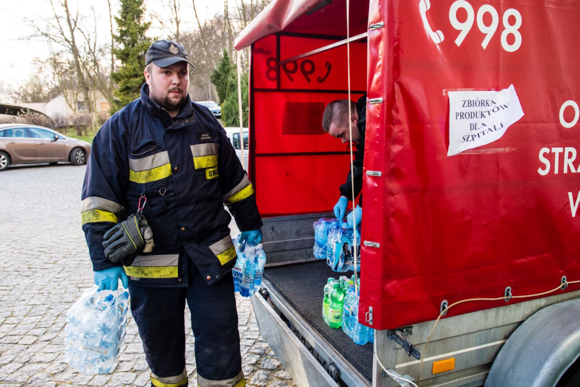 Strażacy w OSP Banino dostarczają sprzęt do szpitali w Gdańsku