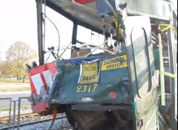 WROCŁAW: Zderzenie trzech TRAMWAJÓW, 21 osób RANNYCH 
